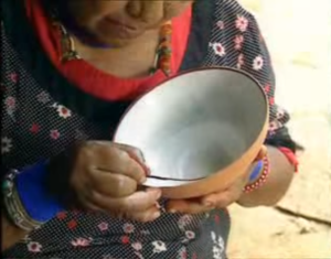Donna dell'Ecuador dipinge una ciotola. Immagine tratta dal film "Sulle ali del giaguaro" di Penn e Teutsch