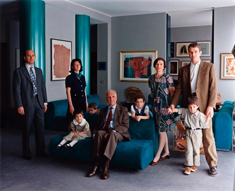 Autore: Thomas Struth Titolo: Famiglia Consolandi Anno: Milano 1996 printed 1997 Tecnica: Fotografia Dimensioni: Cornice: cm 149 x 171 Edizione: 1/10 Firma: Collocazione archivio Consolandi: 694