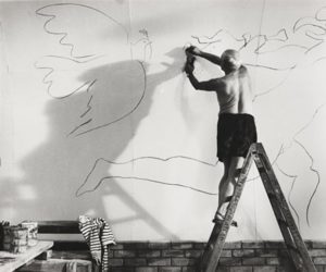 Pablo Picasso disegna la colomba della pace a Vallauris